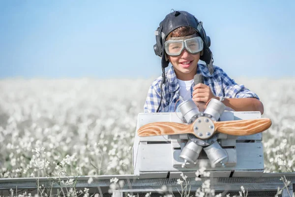 Young Aviator Model Airplane Field Sunny Day — Stock Photo, Image