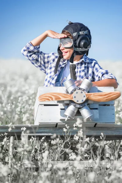 Joven Aviador Con Modelo Avión Campo Día Soleado —  Fotos de Stock