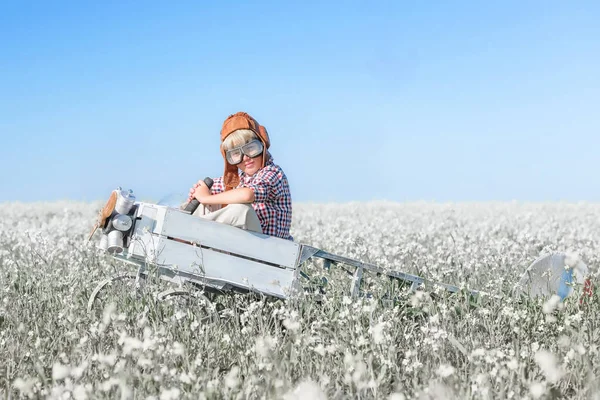 Jeune Aviateur Avec Avion Modèle Sur Terrain Par Une Journée — Photo