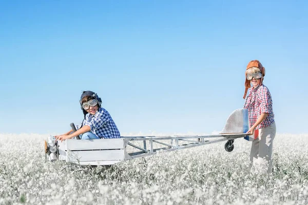 Aviadores Jóvenes Con Modelo Avión Campo Día Soleado — Foto de Stock