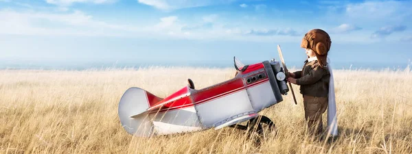 Młody Lotnik Modelem Samolotu Polu Słoneczny Dzień — Zdjęcie stockowe