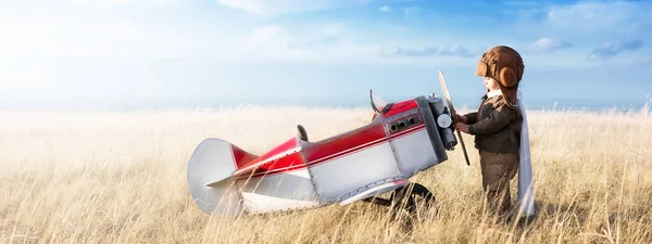 Młody Lotnik Modelem Samolotu Polu Słoneczny Dzień — Zdjęcie stockowe
