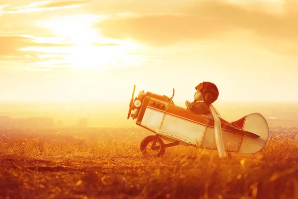 Jeune Aviateur Avec Modèle Avion Sur Terrain Coucher Soleil — Photo