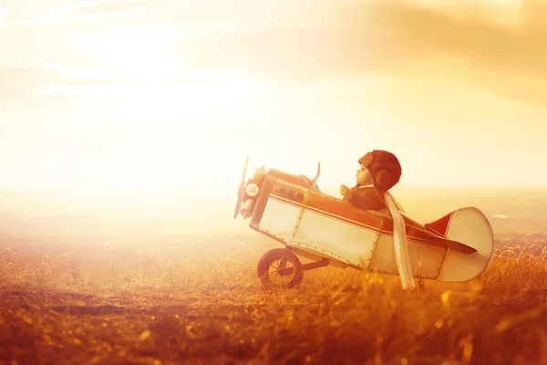 Jeune Aviateur Avec Modèle Avion Sur Terrain Coucher Soleil — Photo