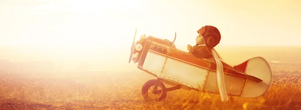 Jeune Aviateur Avec Modèle Avion Sur Terrain Coucher Soleil — Photo