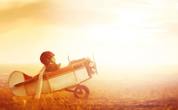 Jovem Aviador Com Modelo Avião Campo Pôr Sol — Fotografia de Stock