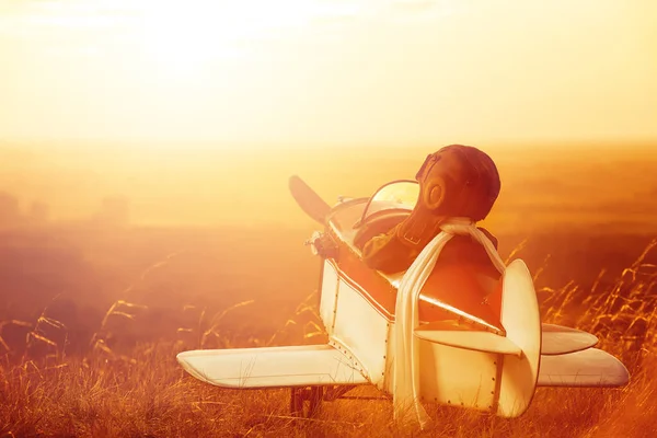 Jeune Aviateur Avec Modèle Avion Sur Terrain Coucher Soleil — Photo