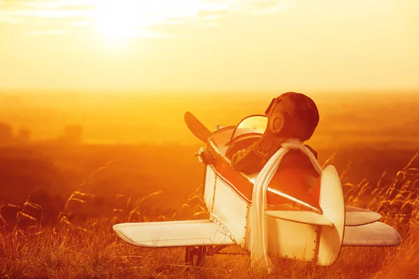 Junger Flieger Mit Modellflugzeug Bei Sonnenuntergang Feld lizenzfreie Stockfotos