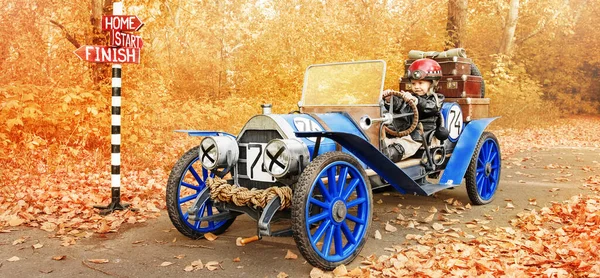 Niño Imagen Corredor Acabado Viejo Coche Carreras Parque Otoño —  Fotos de Stock