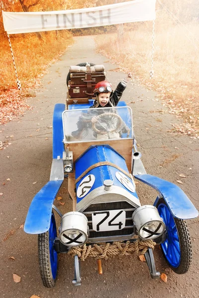 Mały Chłopiec Obrazie Zawodnika Zakończył Starym Samochodzie Wyścigowym Jesiennym Parku — Zdjęcie stockowe