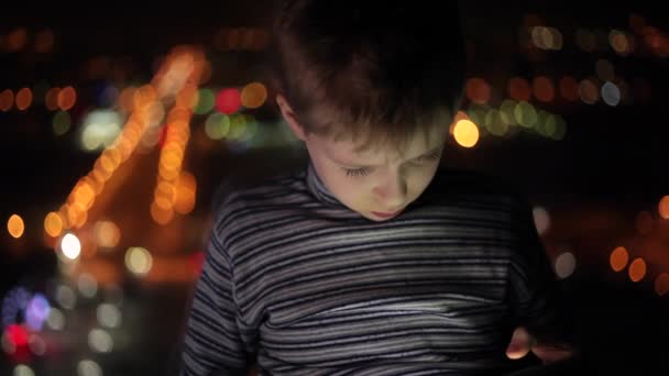Мальчик играет на планшете — стоковое видео