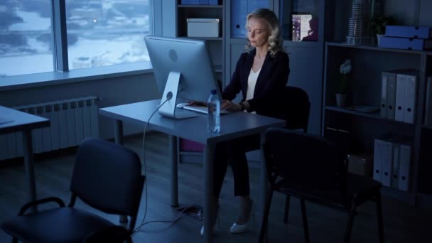 Businesswomen Late in the Evening in the Design Bureau — Stock Video
