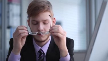 işadamı hoş olmayan bir ileti aldı