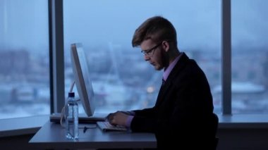 Genç Yöneticisi geç saatlere kadar iş yerinde kaldı