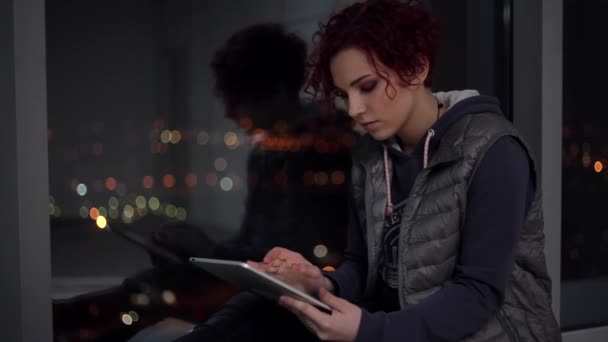 Adolescent fille avec une tablette dans ses mains — Video