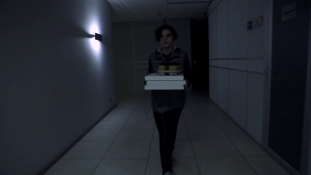 Adolescente entregando a pizza — Vídeo de Stock