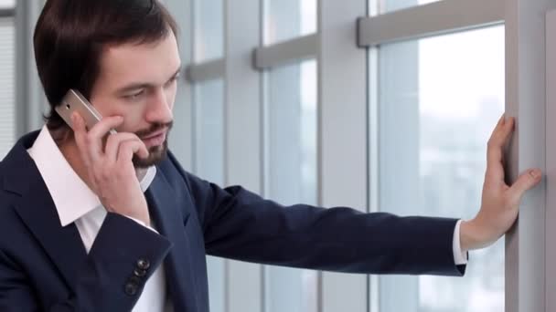 Un joven empresario está haciendo la llamada. — Vídeos de Stock