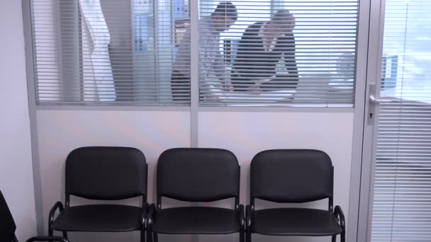 Un homme d'âge moyen est sorti du bureau. — Video