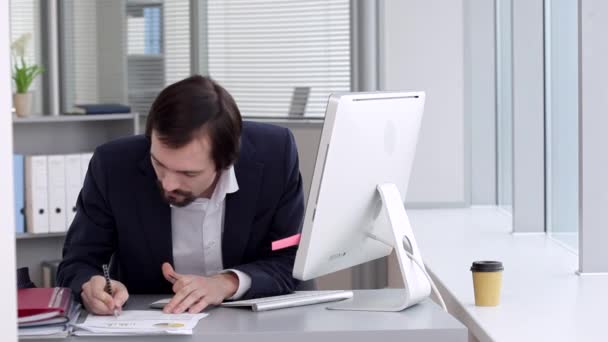 Joven en un traje de negocios y corbata — Vídeos de Stock