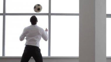 Futbol kafasına joggling iş adamı