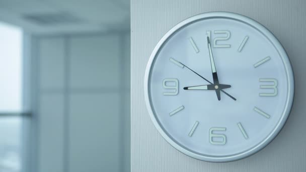 游戏中时光倒流的办公室的钟 — 图库视频影像