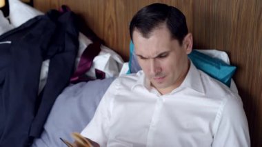 İşadamı bir otel odasında kitap okumak