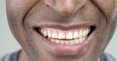  Afrikalı-Amerikalı gülümsüyor