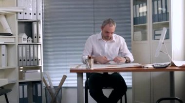  mühendis bir atış çizim yapar.