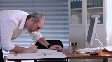 Mimar veya mühendis ofisinde.