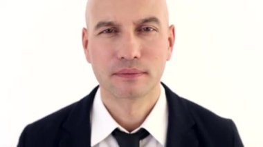 İşadamı kamera doğru eğilir