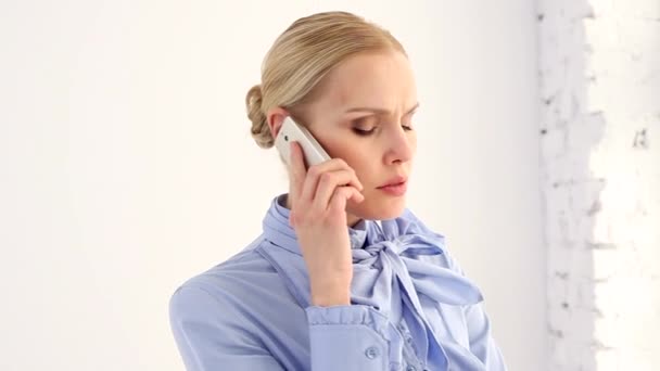 Bizneswoman rozmawia przez telefon — Wideo stockowe