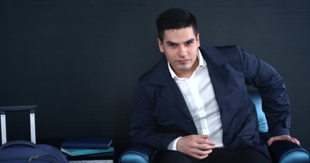 Joven Empresario fue al primer viaje de negocios — Vídeos de Stock