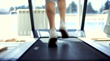 Genç kadın kullanır Lat makine (eğitim cihazları)