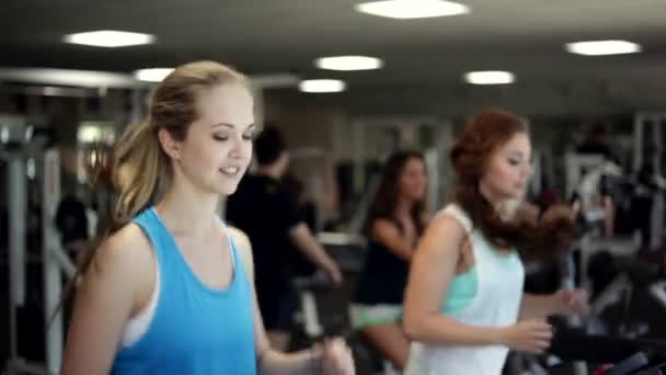 Laufen auf einem Laufband. Stopp am Ende — Stockvideo