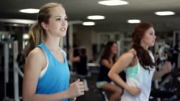 年轻女子在跑步机上奔跑 — 图库视频影像