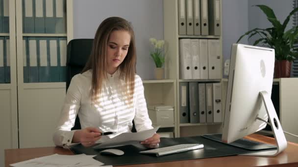 Businesswoman Signer des documents de travail — Video