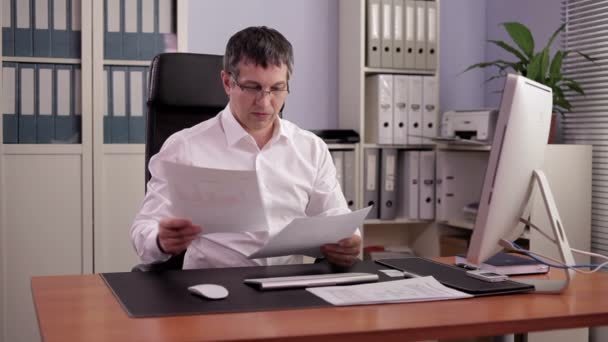 Financial Officer op het werk — Stockvideo