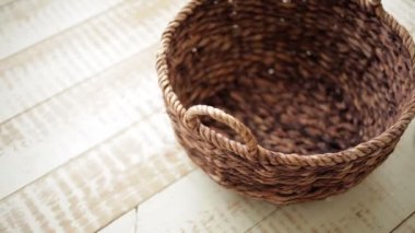 Gümüş Noel topları sepet