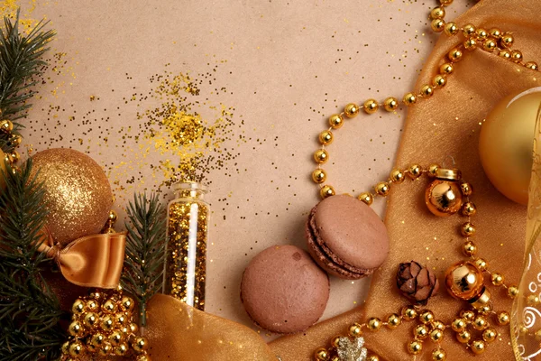 Altın renklerde kompozisyondaki Noel topları