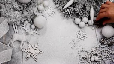 Gümüş ve beyaz Noel kompozisyon