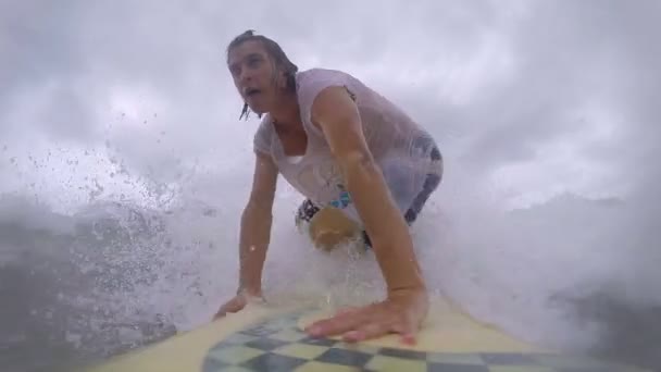 Surfen op bali — Stockvideo