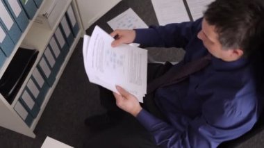 Belgelerle çalışma ve kağıt görevlisinideponun iş adamı