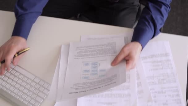 Empresário que trabalha com os Documentos — Vídeo de Stock