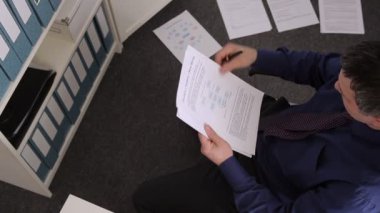 Belgelerle çalışma ve kağıt görevlisinideponun iş adamı