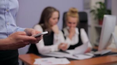 İş kadını mesaj gönderiyor