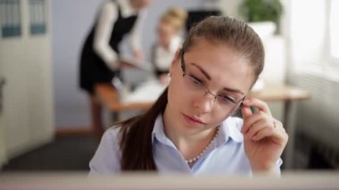 bir ofiste çalışmak