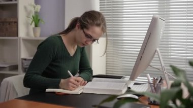 Öğretmen ders hazırlar