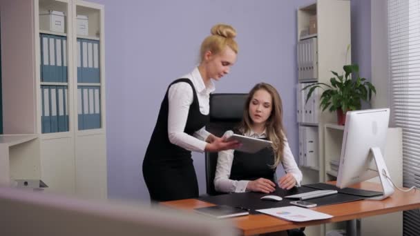 Femme d'affaires utilisant un Tablet PC pour valider une option — Video