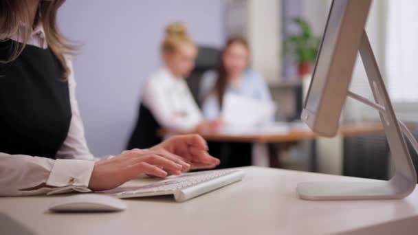 Business Woman Typing on a Computer — Stock Video