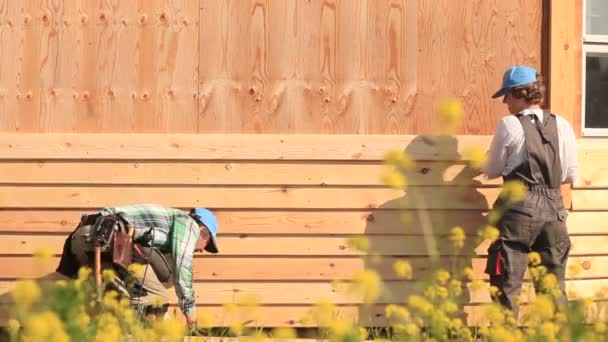 Новий дерев'яний сайдинг для будинку — стокове відео